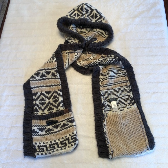 Roots Accessories - ROOTS CANADA hooded knit scarf with glove pockets